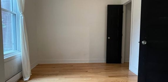 Ville-Marie - 4 1/2 Avec Parking + Cour - Photo 2