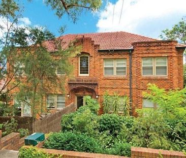 Art Deco in a convenient location - Photo 2