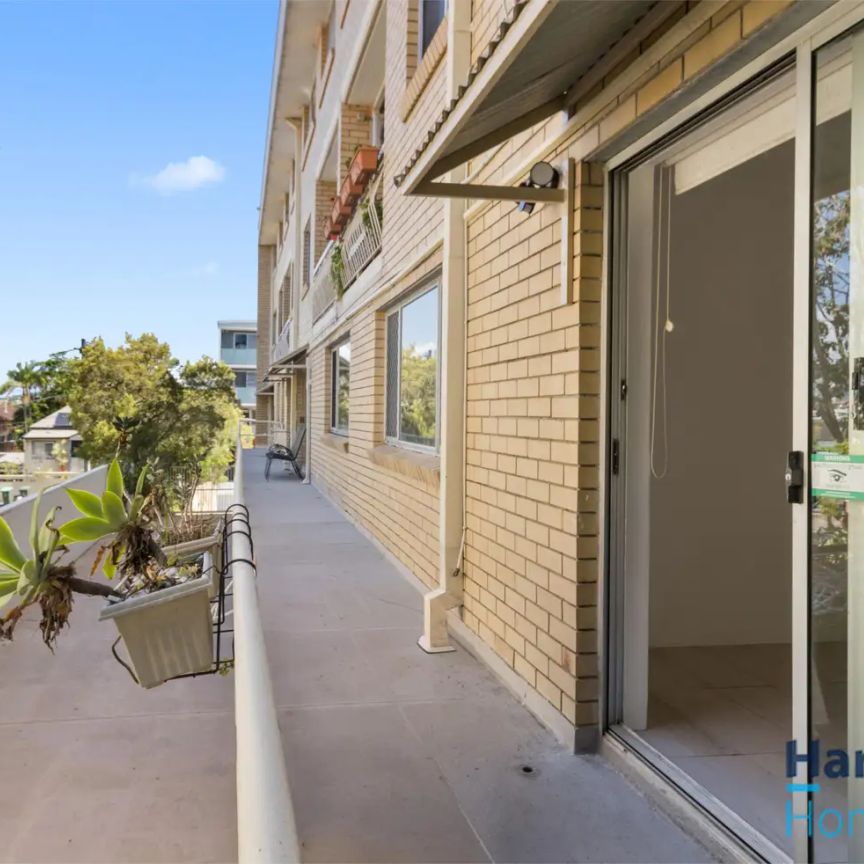 “Freshly updated 2 bedroom unit in Woolloongabba” - Photo 1