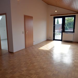 Gemütliche Dachgeschoss-Wohnung zu zweit mit Garten und Garage! - Photo 2