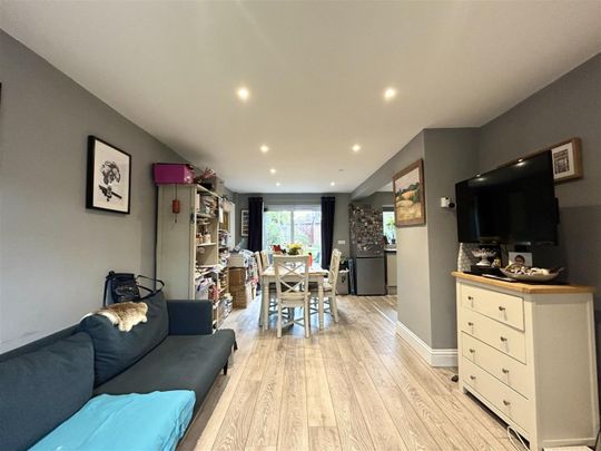 3 Bedroom House - Mid Terrace To Let - Photo 1