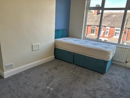 4 bedroom flat to rent - Photo 4