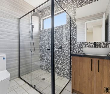 Modern Family Living in the Heart of Thornhill Park FOR LEASE! - Photo 1