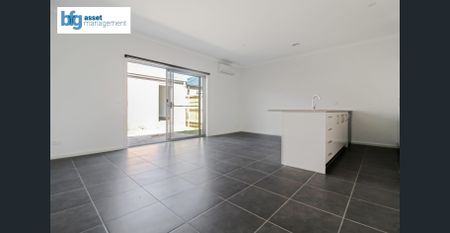 Spacious 4 Bedroom Family Haven with Double Lock-Up Garage! - Photo 2