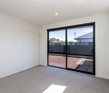 Modern 4-Bedroom Home for Rent in North New Brighton - Photo 5