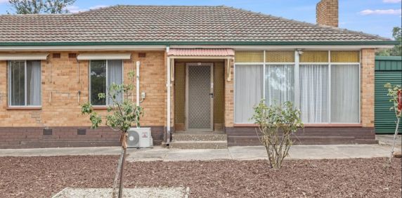 Family-Friendly Home Opposite Parklands – Walk to School and Transport - Photo 2