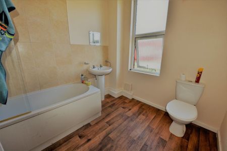 3 bedroom House in Whingate Avenue, Leeds - Photo 4