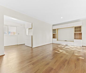 Oversized apartment in sought after location - Photo 5