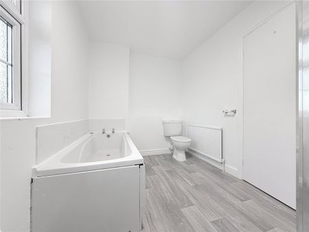 4 bedroom detached house to rent - Photo 3