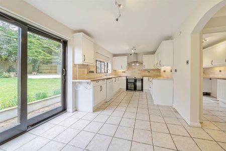 5 bedroom detached house to rent - Photo 3