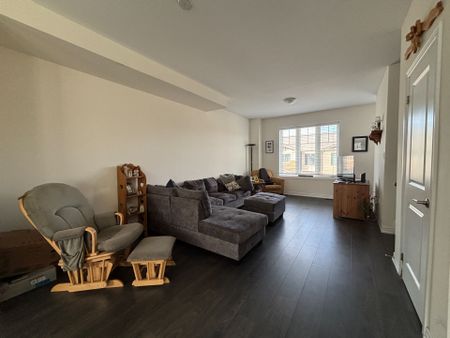 For Lease - 18 Hibiscus Lane, Hamilton, Ontario - Photo 2