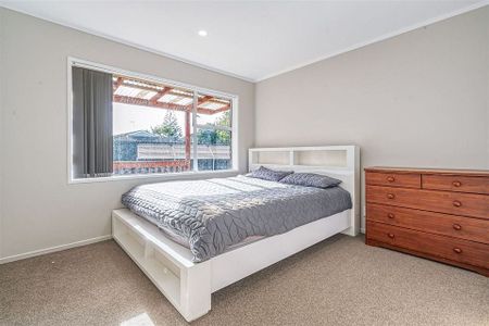 Charming 3BR Home with Garden! - Photo 4