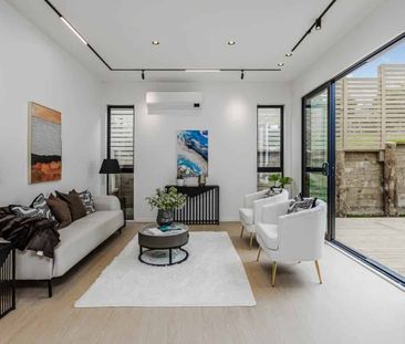 Stunning New Build in the Heart of Howick - Photo 4