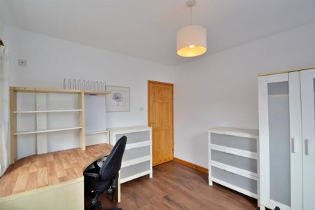 4 bedroom end of terrace house to rent - Photo 5