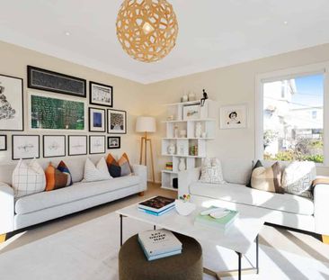 Executive Modern Three Bedroom Family Home - Photo 3