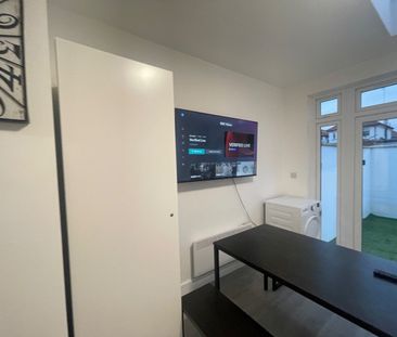 Room in a Shared House, Greyhound Hill, NW4 - Photo 1