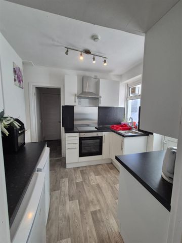 Room For Rent Queen Street CF37 1RW, Pontypridd - Photo 4
