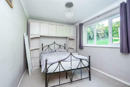 Castleview Gardens, High Wycombe - Photo 3