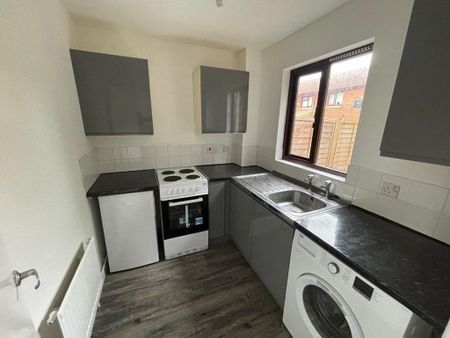 2 bedroom end of terrace house to rent - Photo 4