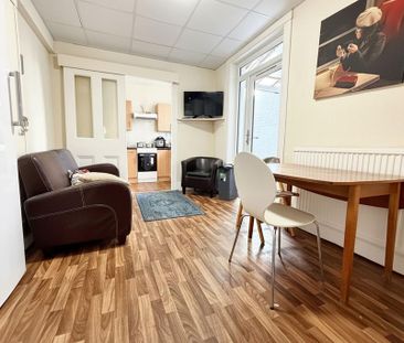 1 bedroom in a house share to rent - Photo 1