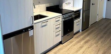 Hwy 400/Highway 7-Luxurious 1Bdrm+Den 1Bath 1Locker - Photo 2