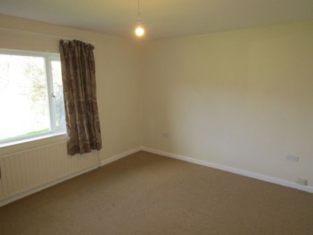 3 bed Bungalow - To Let - Photo 4