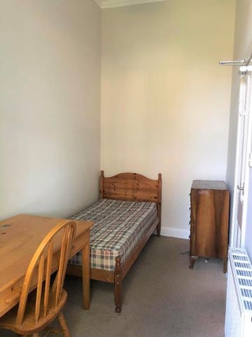 3 bedroom flat to rent - Photo 2