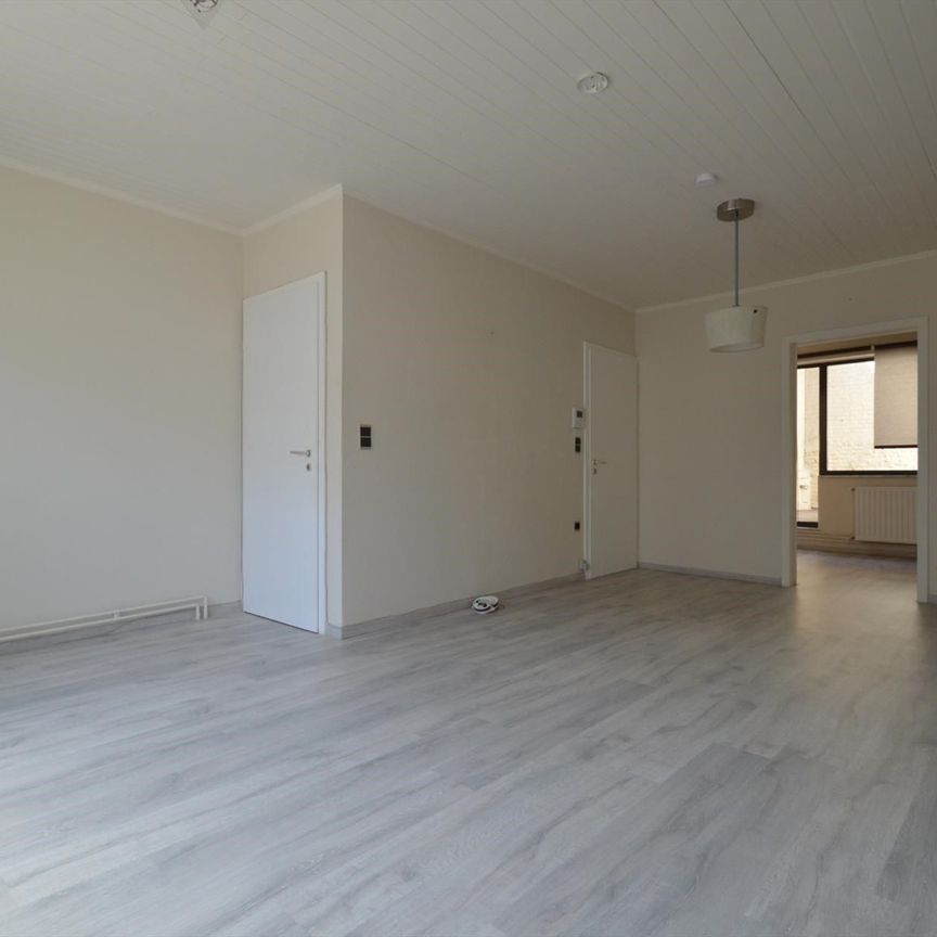 Verzorgd en betaalbaar duplexappartement met terras in het centrum van Bilzen - Foto 1