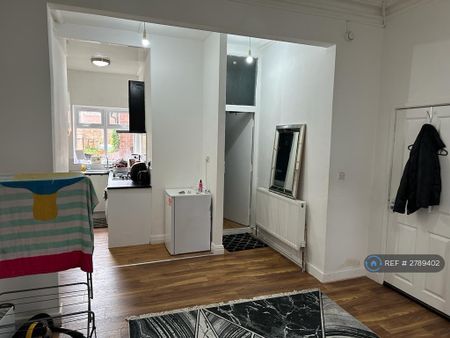 Studio to rent - Photo 2