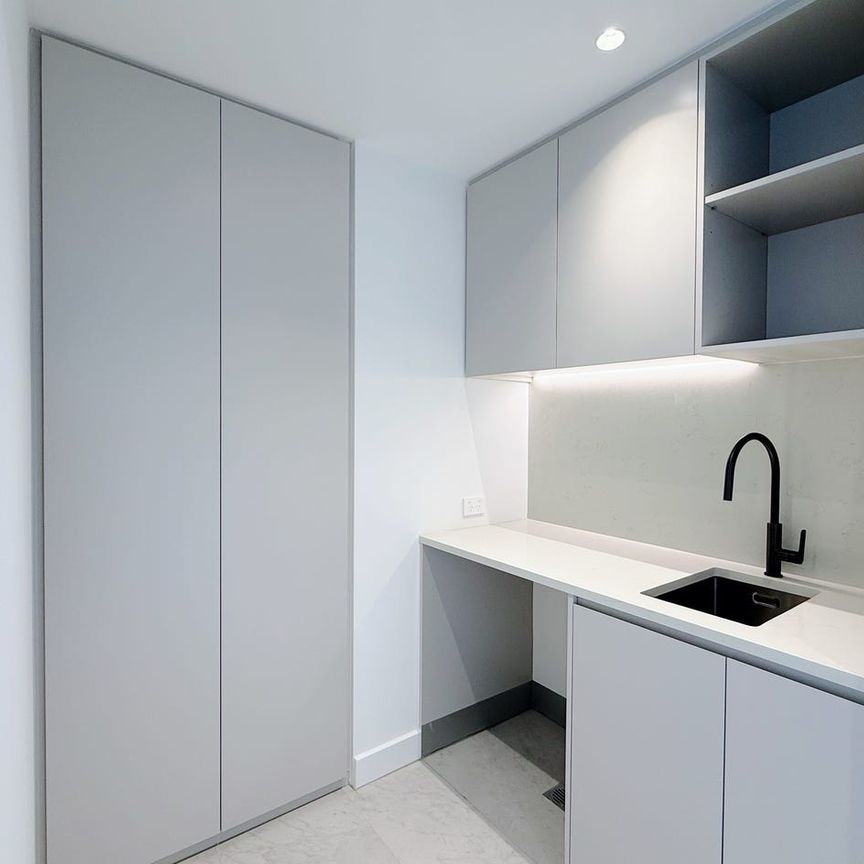 Rare Opportunity: Luxurious Dual-Key 3-Bedroom Apartment with Panoramic Water Views - Photo 1