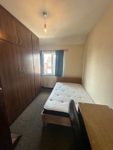 4 Bed Semi-Detached House, Bonnington Road, LE2 - Photo 2