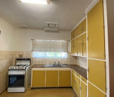 3 Bedroom house with self contained bungalow - Photo 4