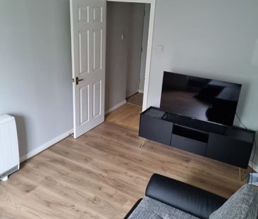 1 Bed Flat, Rothesay Court, SE6 - Photo 2