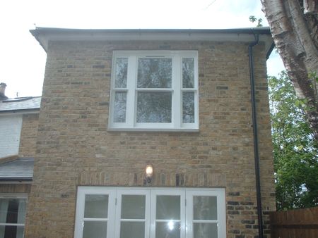 Cracking 2 bed flat with garden to Let in top location in Barnes - Photo 3