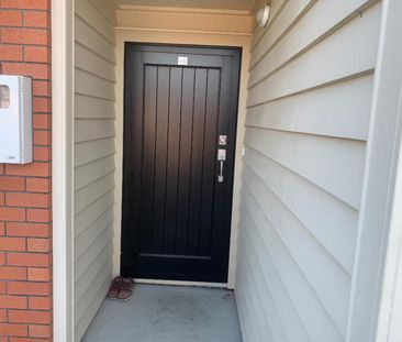 Sunny Three Bedroom Townhouse - Photo 6