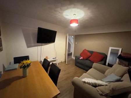 4 Bed Semi-Detached House, Brentbridge Road, M14 - Photo 2