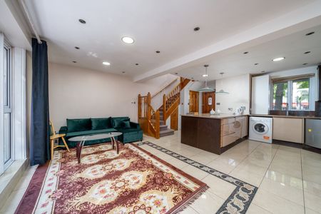 3 Bed Maisonette, Gilbert Sheldon House, W2 - Photo 2
