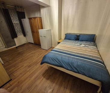 1 bedroom in a flat share to rent - Photo 4