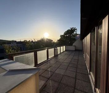 Großzügige 3 Zimmer DG-Wohnung mit 30 m² Terrasse, Lagerraum & Tiefgarage - Photo 3