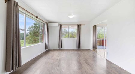 Family Home with Expansive Garaging / Workshop - Photo 5