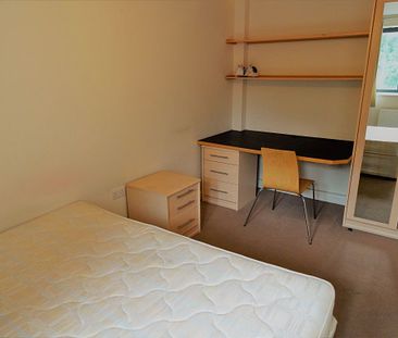 5 bedroom Flat in Kirkstall Lane, Leeds - Photo 1
