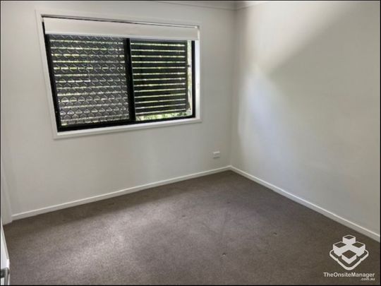 3 BEDROOM TOWNHOUSE - Double Garage, Air Cons, Pets Welcome - Photo 1
