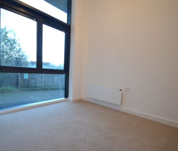 2 bedroom Ground floor flat to rent - Photo 2