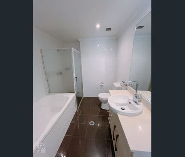 High-Level 2 Bedroom Apartment in Waterloo | Walk to Coles & East Village | Direct Buses to UNSW/USYD/UTS - Photo 6