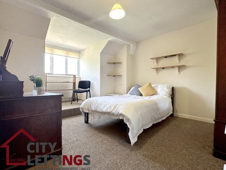 4 Bedroom Mid Terraced House - Photo 4
