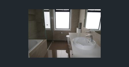 Heading Modern & Bright Town Residence with Gardening Included - Photo 4