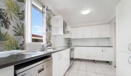 SPACIOUS FAMILY LIVING IN ONE OF GREYSTANES' MOST DESIRABLE STREETS - Photo 2