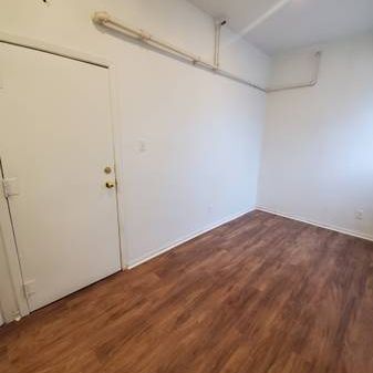 Toronto Bachelor Apt Available Utility Inclusive - Photo 1