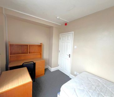 5 bedroom flat to rent - Photo 2