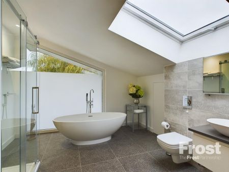 4 bedroom detached house to rent - Photo 2